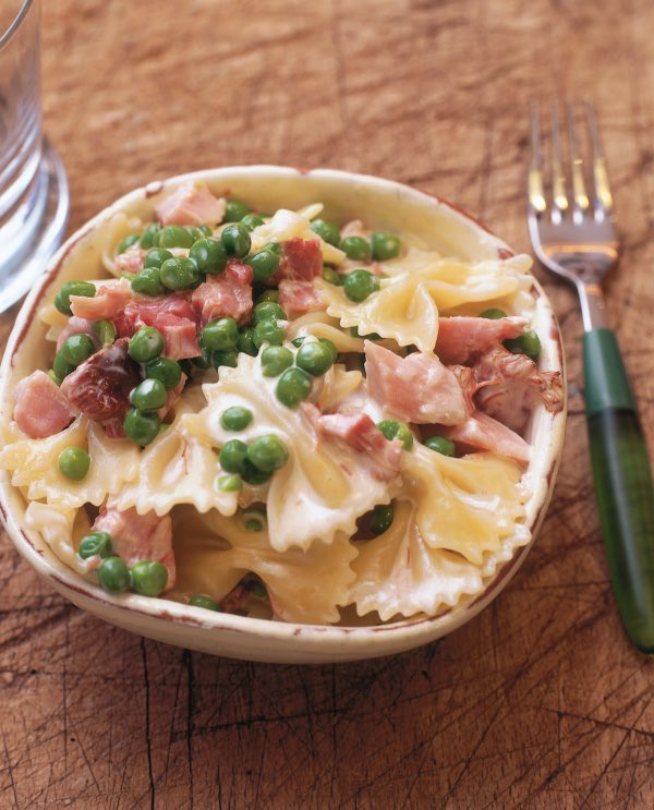 Nigella_Lawson's tweet photo. Pasta with Ham, Peas and Cream, known in Italy as Pasta alle 3 P – Prosciutto, Piselli e Panna – is #RecipeOfTheDay. My children loved this when they were young and it remains a favourite in Casa Lawson! https://t.co/YMRtwjcNI5 https://t.co/lBA2jdIkqp
