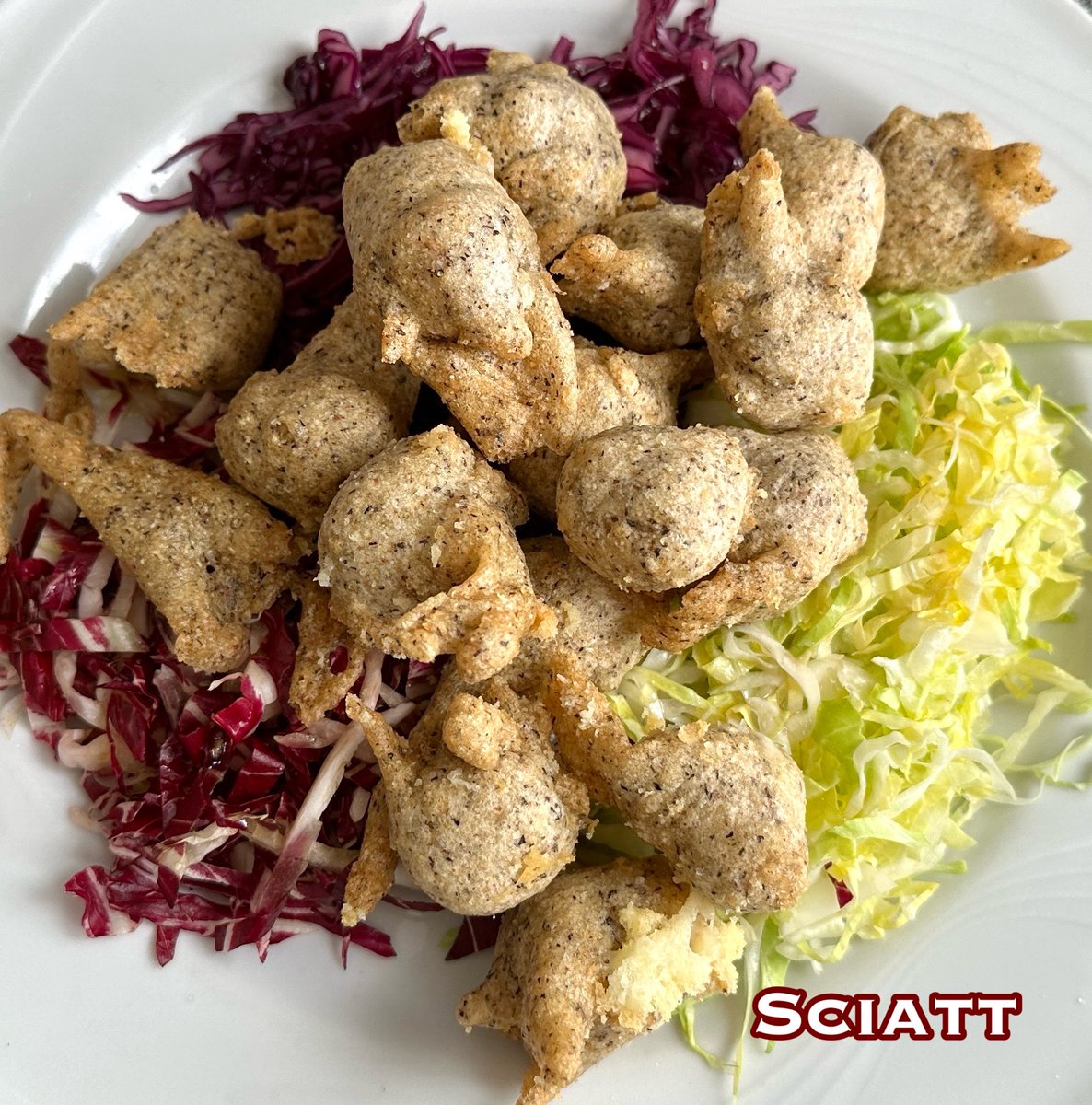 TuttoLivigno's tweet photo. …oggi stiamo abbastanza leggeri 😉
gli sciatt croccanti di forma tondeggiante con cuore di formaggio casera fuso, solitamente serviti su letto di insalatina
#livigno #valtellina #sciatt #delizievaltellinesi https://t.co/QtImr6bAvW