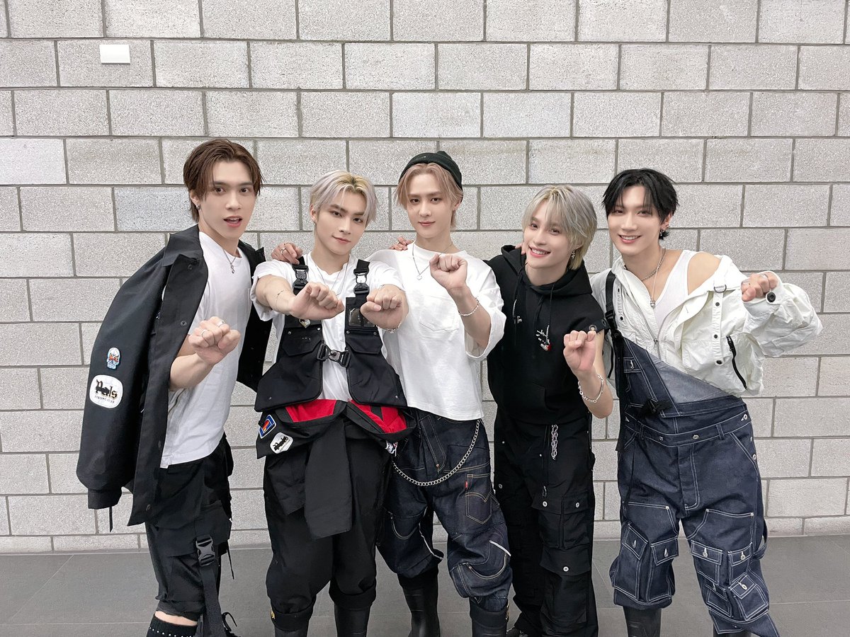 WayV (@wayv_official) on Twitter photo ๋ฏธ๋ 5์ง ์ฒซ ์๋ฐฉ ์ ๋ง๋ฌด๋ฆฌํ์ต๋๋ค! ๋จ๋ ธ์ง๋ง ์ฆ๊ฒ๊ฒ ๋ฌด๋ ํ ๊ฒ ๊ฐ์ต๋๋ค. Keep going! ํญ์ ํ์ดํ
ํฉ์๋ค!
WayZenNi! ์ฌ๋ฌ๋ถ ๋ณด๋ด ์ฃผ์ ์์ ๋๋ถ์ ์ ํฌ๊ฐ ํ์ด ๋ ๋ง์ด ์๊ฒผ์ต๋๋ค! ๋ค์ ๋ฌด๋์ ๋ ๋ง๋์~๐ #HENDERY
#้ปๅ ไบจ #ํจ๋๋ฆฌ
#๋์ผ #THESHOW
#WayV #ๅจ็ฅV
#GiveMeThat ๋ฏธ๋ 5์ง ์ฒซ ์๋ฐฉ ์ ๋ง๋ฌด๋ฆฌํ์ต๋๋ค! ๋จ๋ ธ์ง๋ง ์ฆ๊ฒ๊ฒ ๋ฌด๋ ํ ๊ฒ ๊ฐ์ต๋๋ค. Keep going! ํญ์ ํ์ดํ
ํฉ์๋ค!
WayZenNi! ์ฌ๋ฌ๋ถ ๋ณด๋ด ์ฃผ์ ์์ ๋๋ถ์ ์ ํฌ๊ฐ ํ์ด ๋ ๋ง์ด ์๊ฒผ์ต๋๋ค! ๋ค์ ๋ฌด๋์ ๋ ๋ง๋์~๐ #HENDERY
#้ปๅ ไบจ #ํจ๋๋ฆฌ
#๋์ผ #THESHOW
#WayV #ๅจ็ฅV
#GiveMeThat
