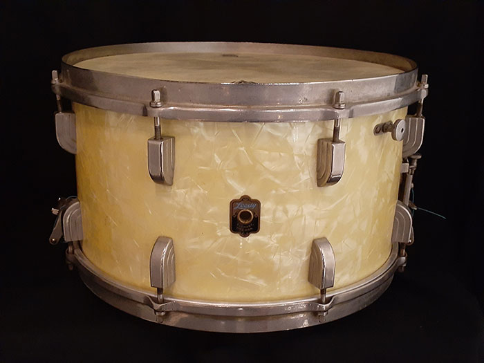 DRUM_CENTER's tweet photo. 930~42年製造 Leedy社 単板マホガニースネア
Broadway Swingster 14"x8"
いい個体入荷しました✨
状態良いです
この音がいいんです! https://t.co/tVkBKiCKST
#leedy #broadwayswingster https://t.co/56RGcjKrAb