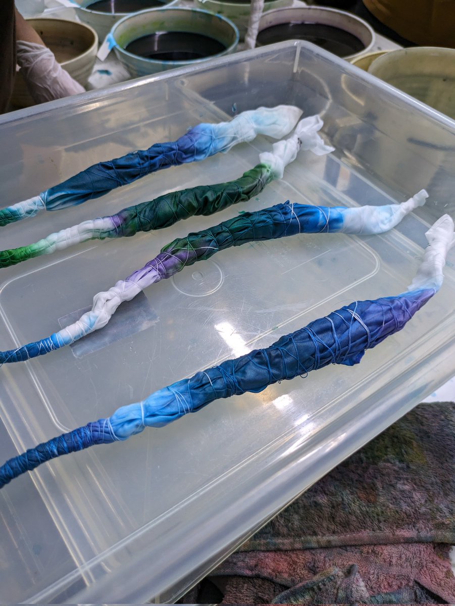 Geocolor1's tweet photo. 休暇村網張温泉からの八幡平ドラゴンアイツアーで地熱アート挑戦。八幡平ならではの自然美を堪能し、八幡平ならではの地熱染めで自分だけのドラゴンアイを布に表現✨秘湯松川温泉のお湯も楽しんでくださったようです❤　皆さん素敵なドラゴンアイとグラデーション地熱アート完成✨ https://t.co/is7fyjnGB3