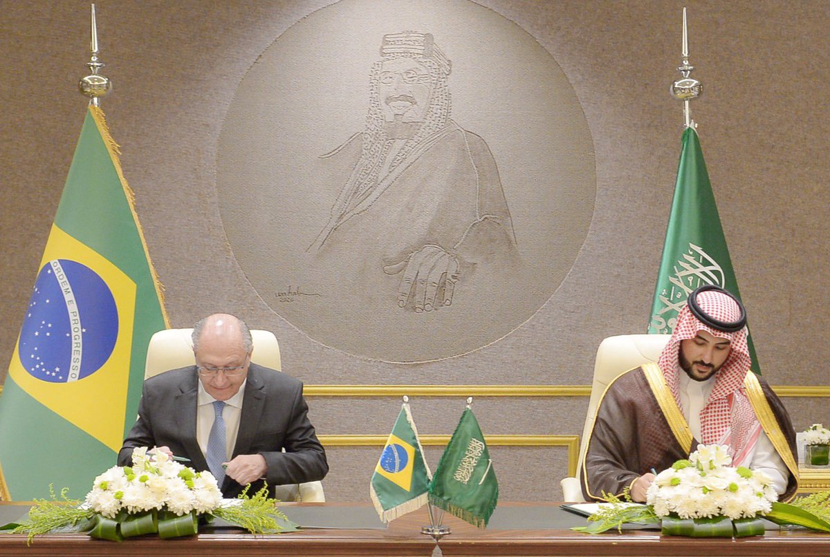 geraldoalckmin's tweet photo. Concluímos nossa jornada em Riade assinando um acordo de cooperação em defesa, com o ministro da Defesa saudita, @kbsalsaud. Essa é uma demonstração histórica de confiança mútua entre Brasil e Arábia Saudita, que reforça nossa amizade. A parceria conta com o entusiasmo do ministério da Defesa, liderado pelo ministro Múcio, e inclui trocas de informações, P&D, transferência de tecnologias, financiamento de sistemas militares, treinamentos de nossas Forças e, claro, o desenvolvimento da indústria de defesa, uma das missões da política industrial do presidente @LulaOficial. A Arábia Saudita tem um dos maiores orçamentos em defesa do mundo, o que abre muito espaço para nossos produtos. شكرا على الترحيب, @kbsalsaud! 🇧🇷 🇸🇦