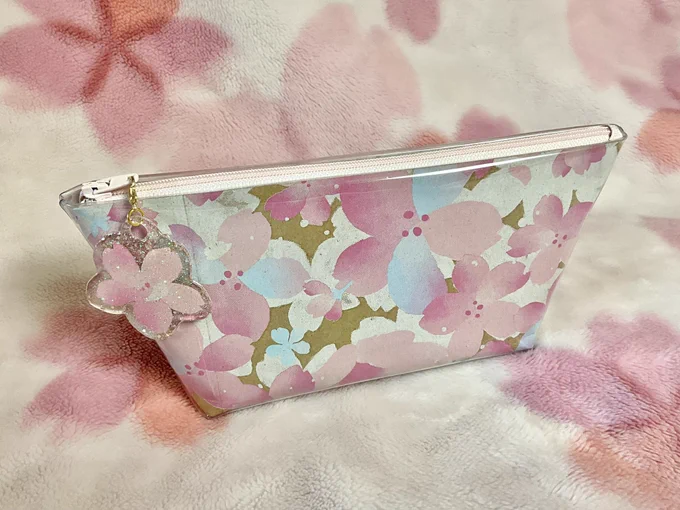 スタバの紙袋でマチ付きポーチ作りました 内ポケット付き、チャームはレジンで!参考:shima shima usagi さん 
