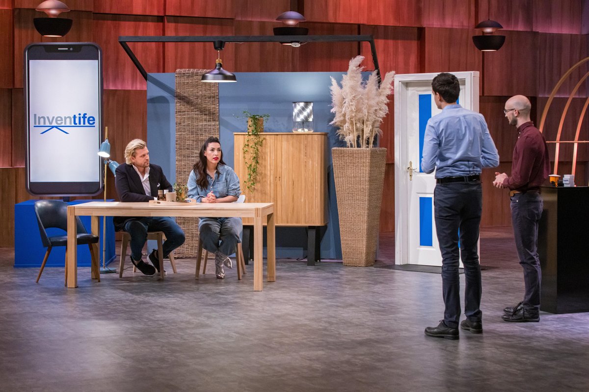 InventifeGmbH's tweet photo. Ihr habt es so gewollt!

Die beiden Inventife #Gründer Robin Göbel und Max-Felix Müller begeben sich in die Höhle der Löwen #DHDL

Und zwar nächsten Montag, am 10.6. um 20:15 Uhr auf VOX.

Foto: RTL / Bernd-Michael Maurer https://t.co/Xbq9L0NrOJ