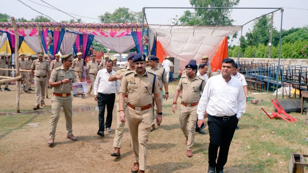 Commissionergkp's tweet photo. मण्डलायुक्त अनिल ढींगरा ने डी०आई०जी० आनन्द कुलकर्णी के साथ जनपद कुशीनगर में लोकसभा सामान्य निर्वाचन-2024 मतगणना के दौरान उदित नरायण इण्टर कालेज पड़रौना का भ्रमण/निरीक्षण किया, शांति एवं कानून-व्यवस्था बनाये रखने हेतु संबंधित को आवश्यक निर्देश दिये गये। #ceoup @UPGovt https://t.co/xHuwmfr9Iq