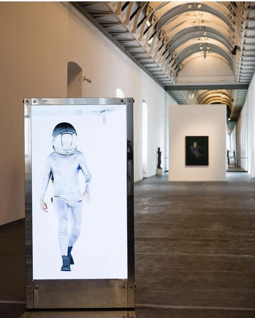 rivolicast's tweet photo. "Human One" opera d'arte generativa, un pezzo ibrido fisico e digitale che cambia dinamicamente, che @beeple intende aggiungere senza soluzione di continuità Qui in #ManicaLunga con dietro il #Bacon della #Cerruti #IntelligenzaArtificialeMW #museumweek https://t.co/kPGvd0IKK0