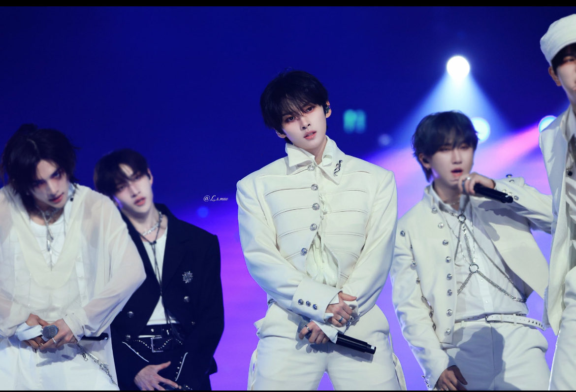 BoltsFan71's tweet photo. Our dearest Bang Chan,
Day 83
I am still in awe of the stage SKZ put on for Kwave. The emotion in LMB and the raw power of Gods Menu was just *chefs kiss*
You weren’t kidding when we were told to be prepared!
Love u bunches 💙 STAY
#Stray_Kids #StarsforChan 💫💙💫 https://t.co/zuBnKqPv2t