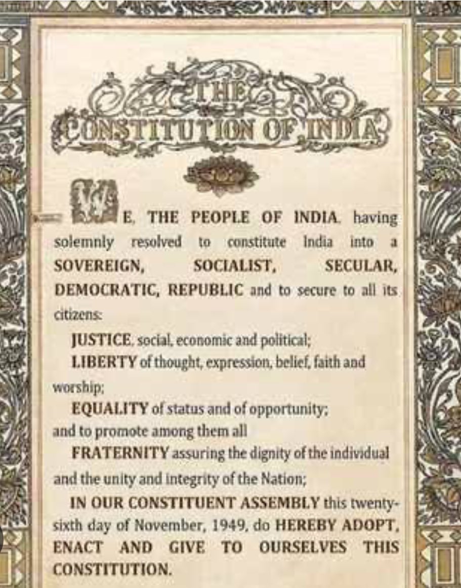 varungrover's tweet image. धुँधलायेंगी सब स्मृतियाँ
नर भी प्रज्ज्वल नहीं रहेगा 
प्रेम अमर था प्रेम अमर है
देश हमारा यहीं रहेगा।