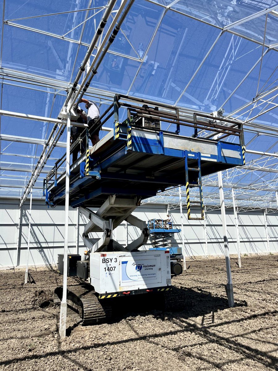 huismanscherm's tweet photo. Hightech nieuwbouwproject! 🦾 Samada Flowers van de familie Satter breidt hun Chrysantenteelt uit met maar liefst 5 hectare nieuwbouw 🤩 Om deze fonkelnieuwe kas zo duurzaam mogelijk te maken mogen wij hem voorzien van de nieuwste technieken waaronder Dynamic trekdraad en (1/3) https://t.co/d4goS50tiq