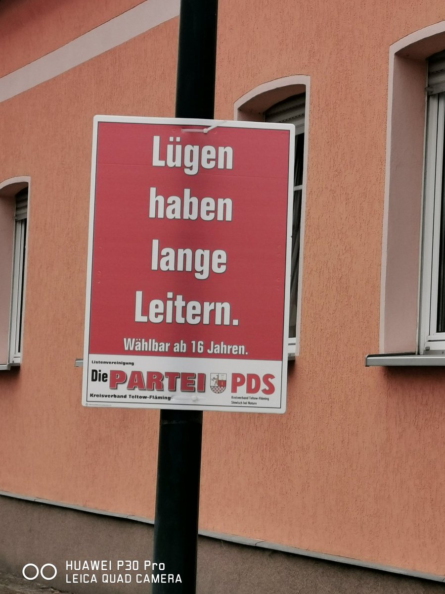 Die Dinger heissen doch #Werbeplakate oder nicht? Für was werben die hier eigentlich? Ah für eine Leiter. 🤣Typisch #PDS , von einer ehemaligen #SED habe ich nichts anderes erwartet 🤣🤣