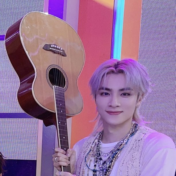 xiaojuniberry's tweet photo. he looks like he's about to smack someone with that guitar https://t.co/1N4kb5ucCk