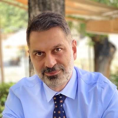 ajans_muhbir's tweet photo. 🗣️ Fatih Altaylı: “Eski Bakan Adil Karaismailoğlu’nun özel kalemliğini yapan Murat Gül, dönemde inanılmaz bir mal varlığına kavuşmuş.
Bakanlıkta anlatılanlara göre son 3 yıl içinde Murat Gül’ün eşi Dilek Gül adına Çankaya ilçesi Çayyolu’nda lüks bir daireyi inşaat aşamasında satın alınmış.
Yine Dilek Gül adına Ankara Keçiören ilçesi Subay Evleri’nde 3 adet daire, M.E. adlı kişiden satın alınmış.
Dilek Gül adına Konya ili Selçuklu ilçesinde 2 adet daire Ö.İ.Y. adındaki kişiden satın alınmış.
Çiftin banka kayıtları ile bu alışverişler arasında bir uyum da olmadığı ortaya çıkmış.
Eşi adına alınanların yanı sıra kayınpederi R.A. adına da son 4 yıl içinde Mersin’de çok miktarda arsa ve tarla, Ermenek’te 1 adet daire, İstanbul’da 1 adet daire, Karaman merkezde imarlı arsalar satın alınmış.
Bu satın almaların hemen öncesinde banka hesaplarına elden mevduat girişleri olduğu da tespit edilmiş.
Bu bilgilerin Bakan Uraloğlu’na ulaştığı ve Bakan’ın tüm bunlardan çok rahatsız olduğu söyleniyor.
Umarım gerçekten rahatsız oluyordur.”