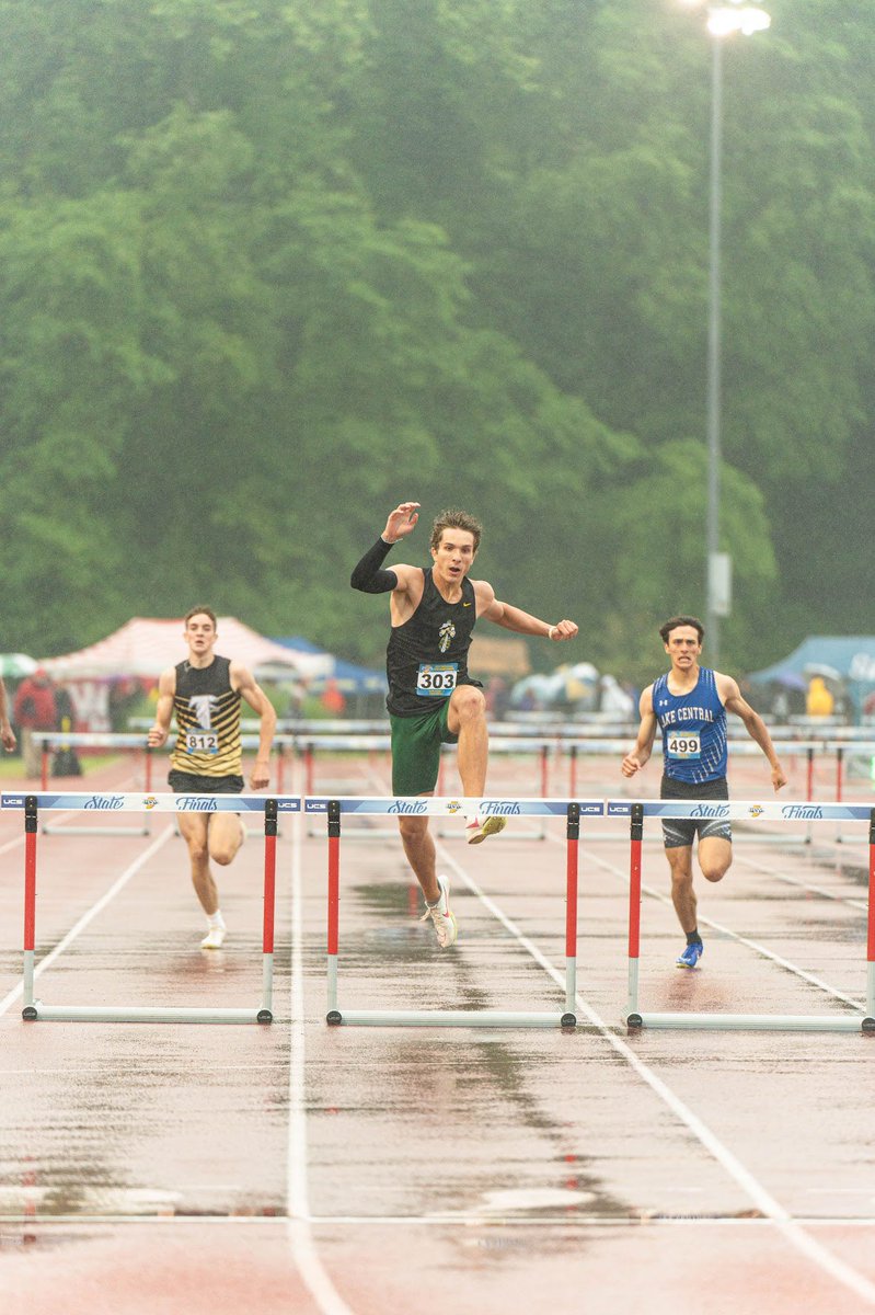 offh3n's tweet photo. Extremely blessed for a healthy senior year..
-First Year Hurdling-
~Top 5 indoor all time FC
~All conference both events
~Sectional champion (300H)
~Sectional Record (300H)
~School Record (300H)
~10th in State
@F_C_Athletics @FloydTrack @wku @TheManiacHiker @joshcookNT https://t.co/5KuDGwMWyY