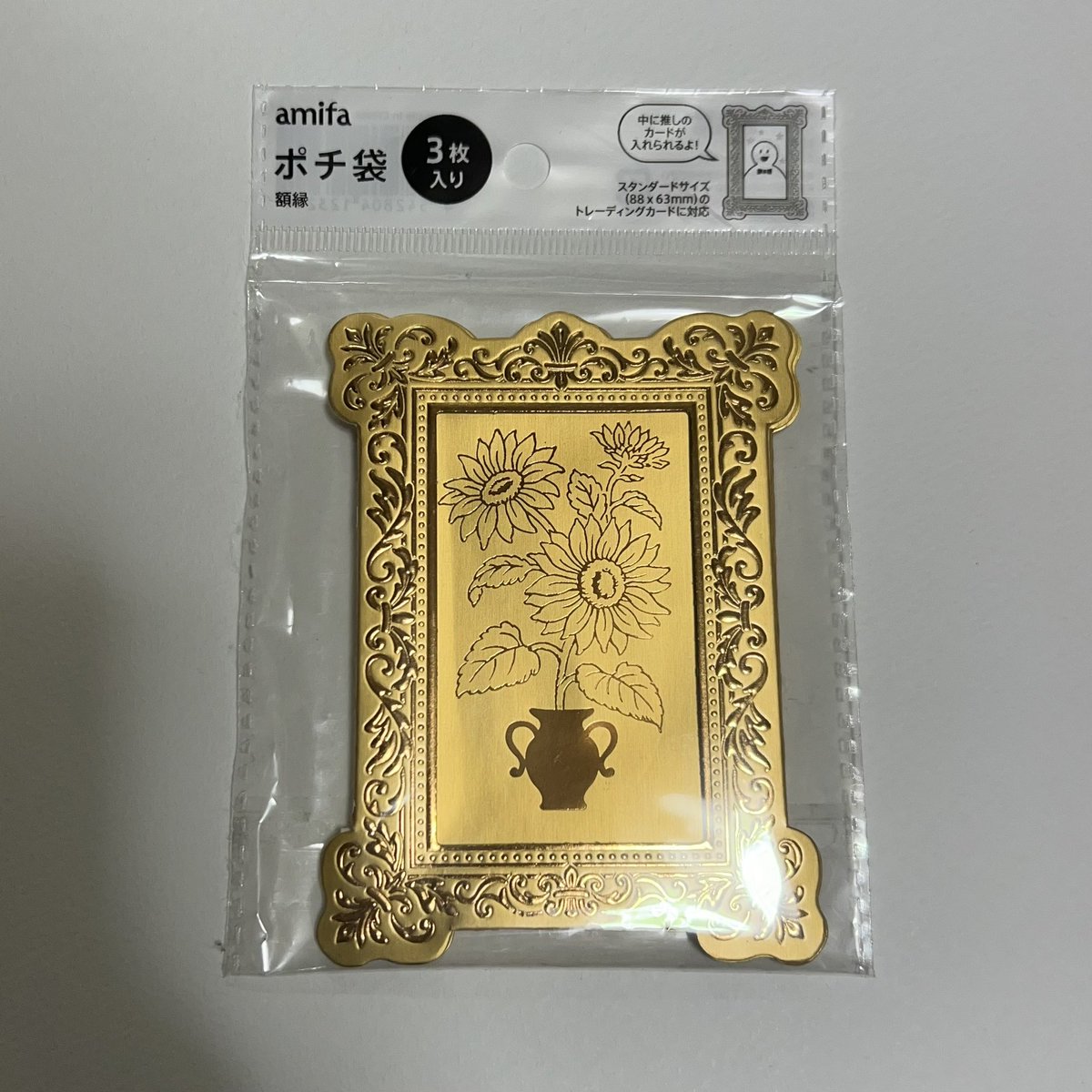 momochanokaka's tweet photo. 100均で買ったポチ袋、トレカ入れて飾れば自宅で美術館できる代物だった https://t.co/rwTRIcysaj