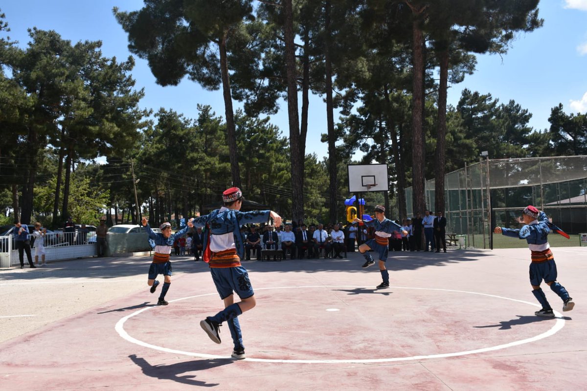 Kaymakamımız Ferhat Salih CEYLAN, TÜBİTAK 4006 Bilim Fuarları Destekleme Programı açılışına katılarak, program kapsamında öğrencilerimiz tarafından yapılan projeleri inceleyip, öğrencilerimize, öğretmenlerimize ve projede emeği geçen herkese teşekkürlerini iletti.