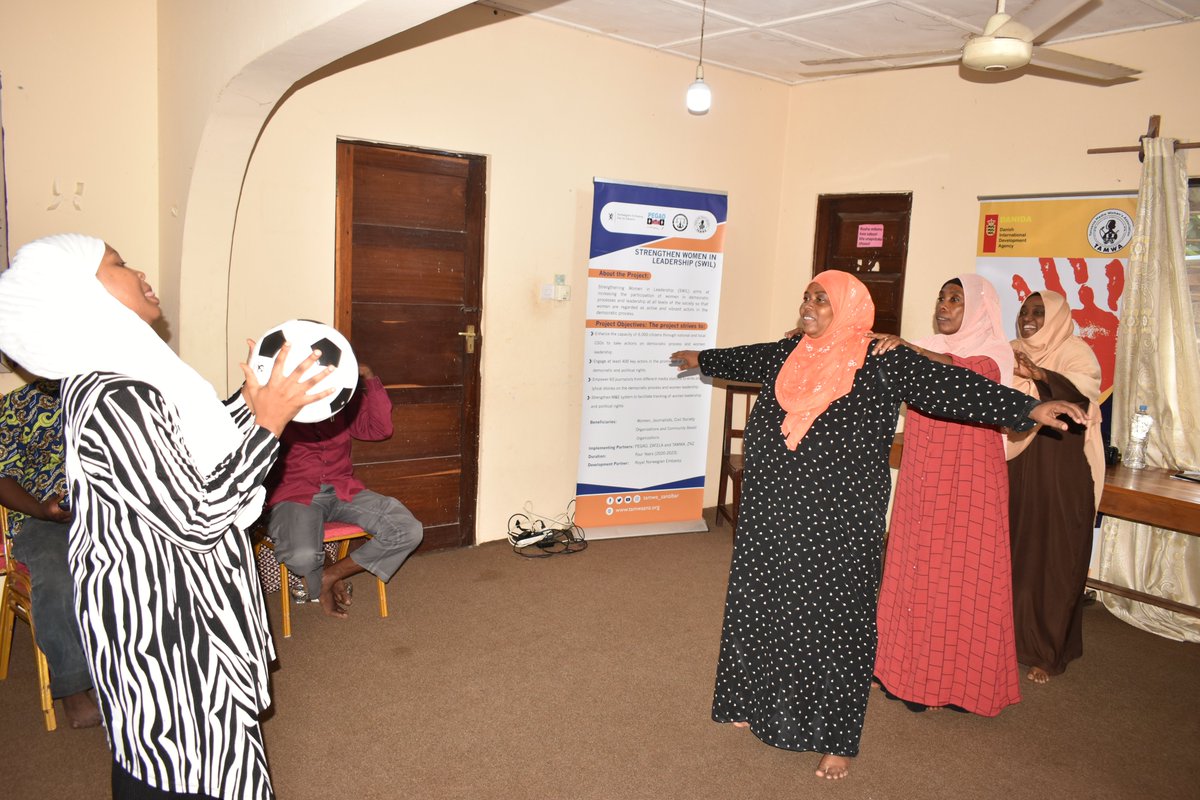 TAMWA_Zanzibar's tweet photo. Wahariri wa Vyombo vya habari Pemba wakishiriki michezo wakati wa mafunzo ya #MichezoKwaMaendeleo yaliyoandaliwa na TAMWA ZNZ.

Je ni mchezo gani wewe unapendelea kuucheza? https://t.co/mO4Mu6v8Ie