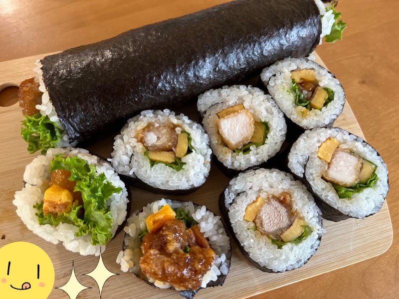 【宣伝】ぶんか社さん「ごはん日和」発売中🍚
「北京風巻きずし」巻頭カラー12p掲載されています。ありがとうございます～🙏

幼馴染コンビがお惣菜屋さんを開くことに…でも…⁉
ってお話。
今回いつもの八百屋キシモトさんがメニュー考案創作してくださいました🌟
めっちゃ美味しいのこの巻きずし❗ 
