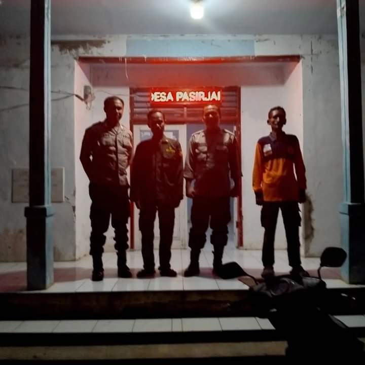 PolsekCadasari's tweet photo. Dalam rangka menjaga keamanan dan ketertiban di wilayahnya, Polsek Cadasari kembali melaksanakan patroli rutin menyambangi kantor Desa Pasir Jaksa Kec.Koroncong  untuk melakukan kontrol terhadap petugas Linmas yang sedang piket. https://t.co/38lumEMQC2
