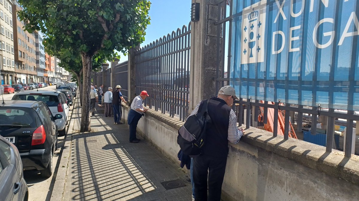 vocescoruna's tweet photo. Un auténtico comité de expertos vigila día a día la marcha de las obras de la intermodal desde la avenida de la Sardiñeira. #VDAC https://t.co/TKwi9ZEuXw