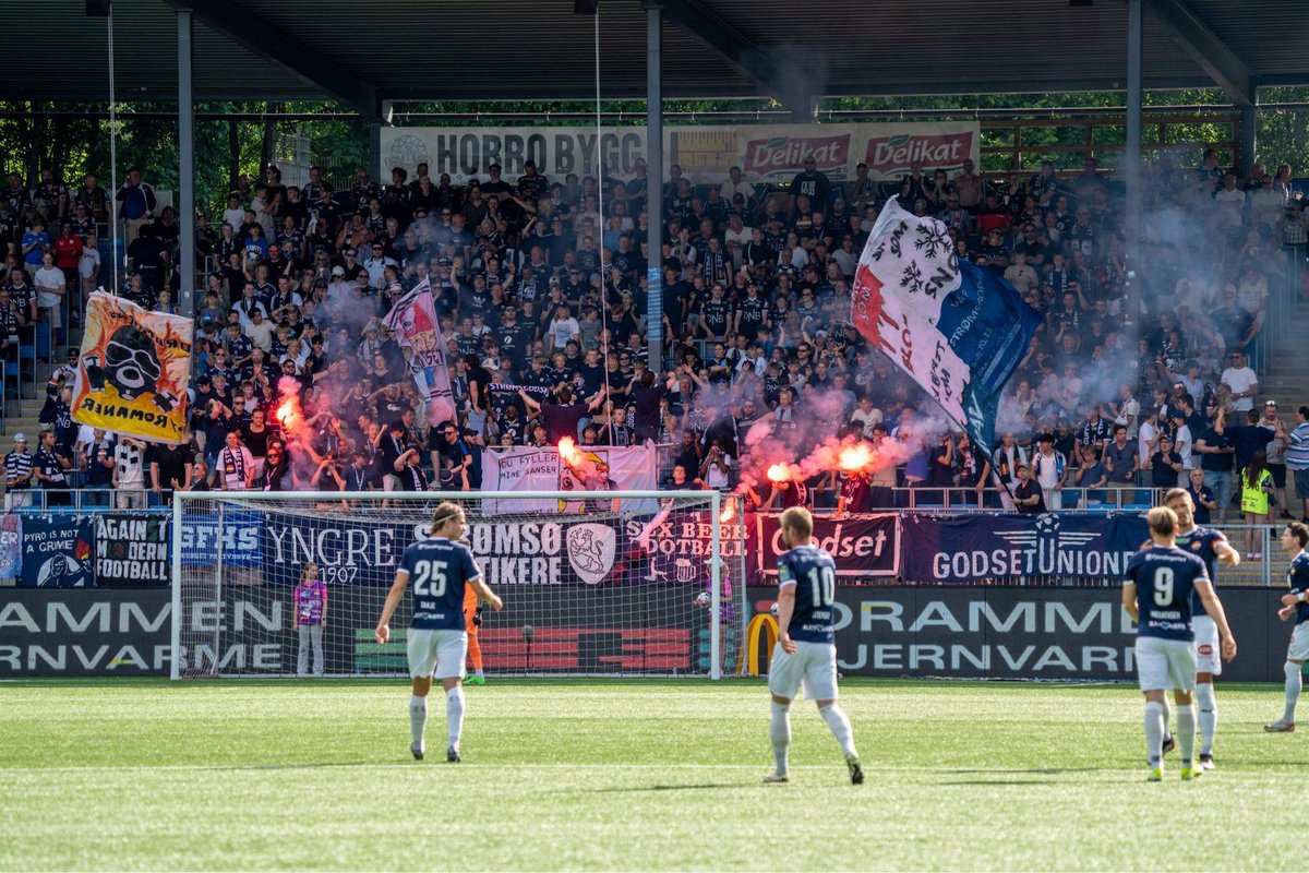 GodsetUnionen's tweet photo. Årsbeste oppmøte på Strømsøåsen Ståtribune i helga. 1232 tok turen på supporterfeltet i det som var vårens siste kamp. Det resulterte i fantastisk trøkk nesten hele kampen.

Det ble 1 poeng, men vi tar med oss 6. plass ut i fotballferien!

Ses i Bergen 28.6 og Marienlyst 8. juli! https://t.co/Kc6AlX7B1k