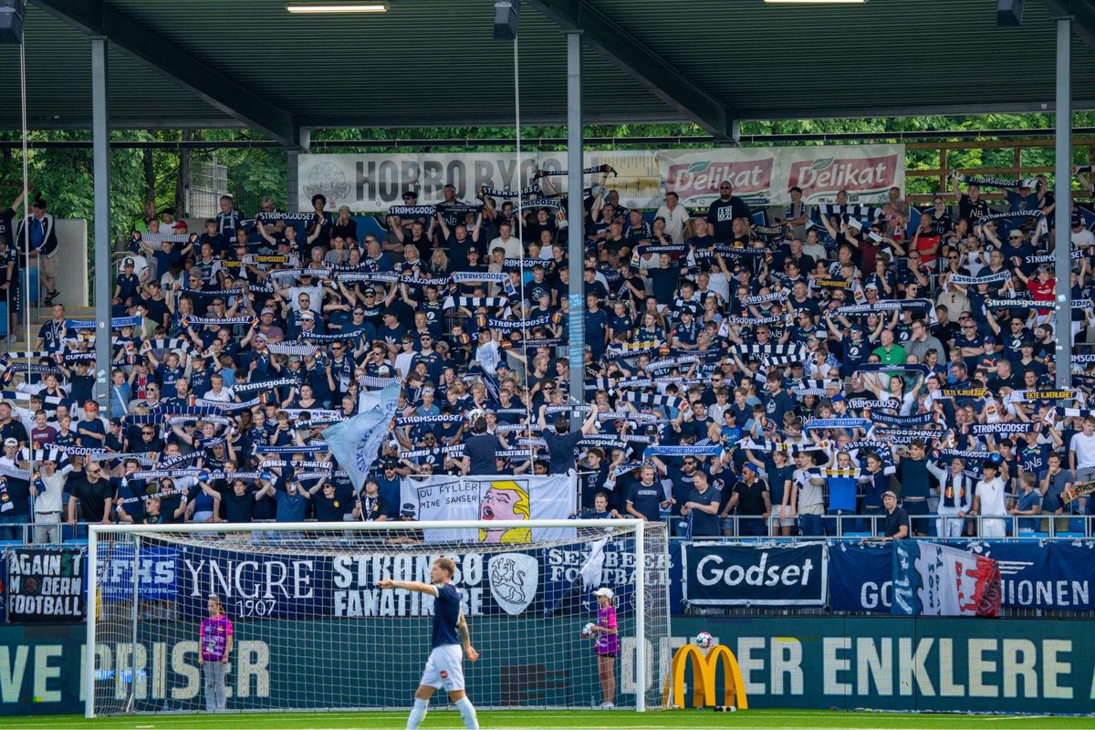 GodsetUnionen's tweet photo. Årsbeste oppmøte på Strømsøåsen Ståtribune i helga. 1232 tok turen på supporterfeltet i det som var vårens siste kamp. Det resulterte i fantastisk trøkk nesten hele kampen.

Det ble 1 poeng, men vi tar med oss 6. plass ut i fotballferien!

Ses i Bergen 28.6 og Marienlyst 8. juli! https://t.co/Kc6AlX7B1k