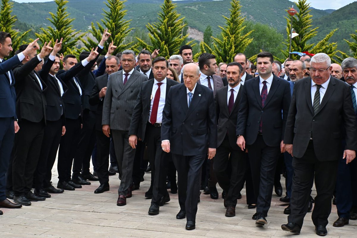 Ülkücüyü, Ülkü Ocaklarıyla ayrıştırmanın, dahası terörle ilişkilendirmenin zillet ve kabus dolu düşünü kuranlar eninde sonunda mahcup ve mağlup olacaklardır.

Lider Devlet BAHÇELİ