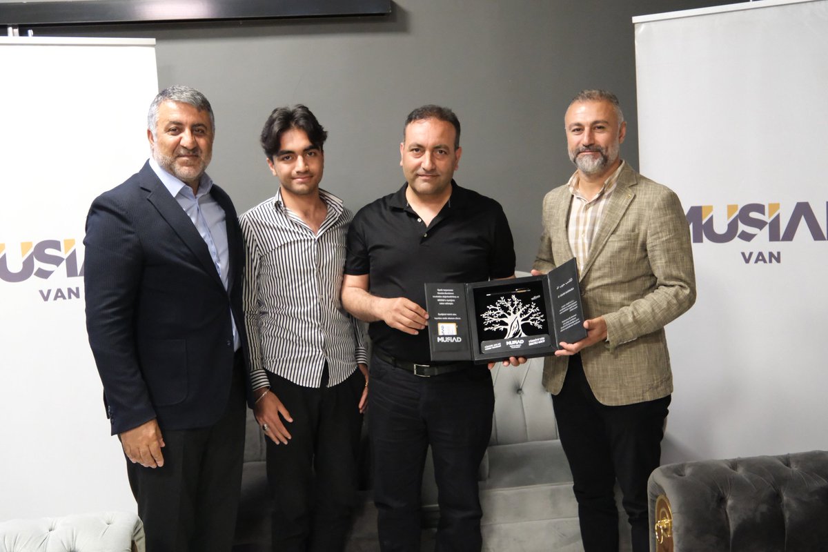 MUSIADVan's tweet photo. MÜSİAD VAN ŞUBEMİZE Yeni katılan Üyelerimizin Üye KİT'lerinin takdimi programını gerçekleştirdik.
#cengizöztopçu #mehmetyusufarvas @YavuzKaraman_ @YunusEmreAykac Yeni üyelerimizin aramıza katılmalarından sevinç duyduk hoş geldiniz safalar verdiniz.
@MahmutAsmali @ErtugrulBalibay https://t.co/vrQHURSnm0