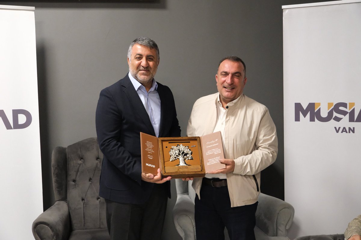MUSIADVan's tweet photo. MÜSİAD VAN ŞUBEMİZE Yeni katılan Üyelerimizin Üye KİT'lerinin takdimi programını gerçekleştirdik.
#cengizöztopçu #mehmetyusufarvas @YavuzKaraman_ @YunusEmreAykac Yeni üyelerimizin aramıza katılmalarından sevinç duyduk hoş geldiniz safalar verdiniz.
@MahmutAsmali @ErtugrulBalibay https://t.co/vrQHURSnm0