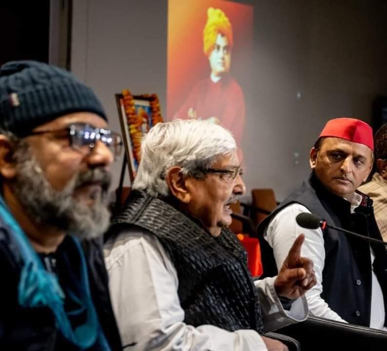 रंग लाती है हिना पत्थर पे घिस जाने के बाद...