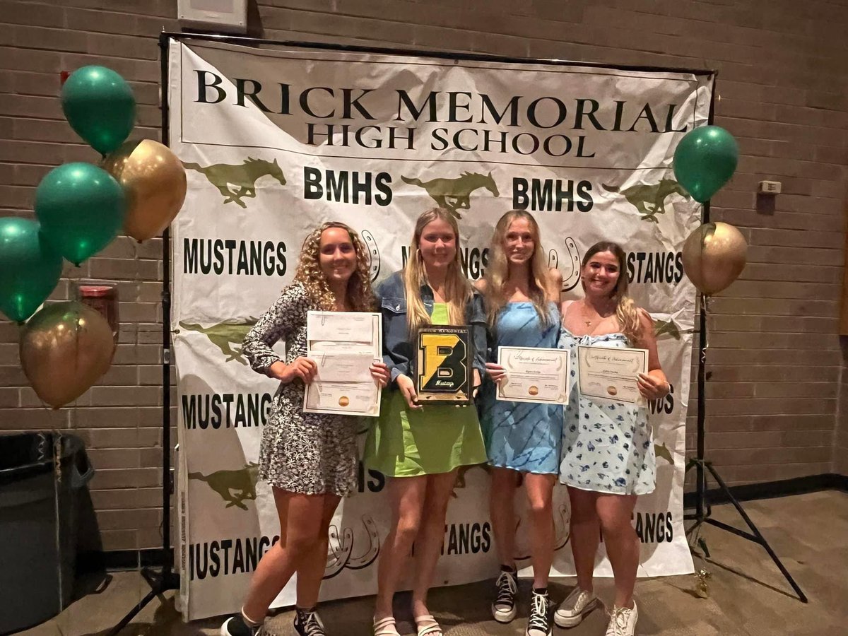 aud_mom02's tweet photo. So proud of “my girls” Jules Gianna Ryan and Chaeli - for all the hard work I put into academics and athletics 💚🐎💛
@julesfuchs6 
@giannalivioo
@BrickMemorialHS https://t.co/gekpLuk76r
