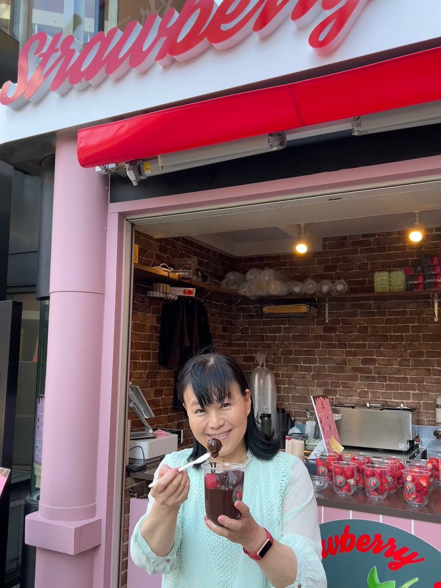 kanakurata's tweet photo. 5月24日にオープンしたお店です🌟
お店のスタッフさんが
カウンターから出て来られ
写真を撮ってくださいました❣️
ありがとうございます!
#Strawberrychoco https://t.co/X1JFyFGdTF