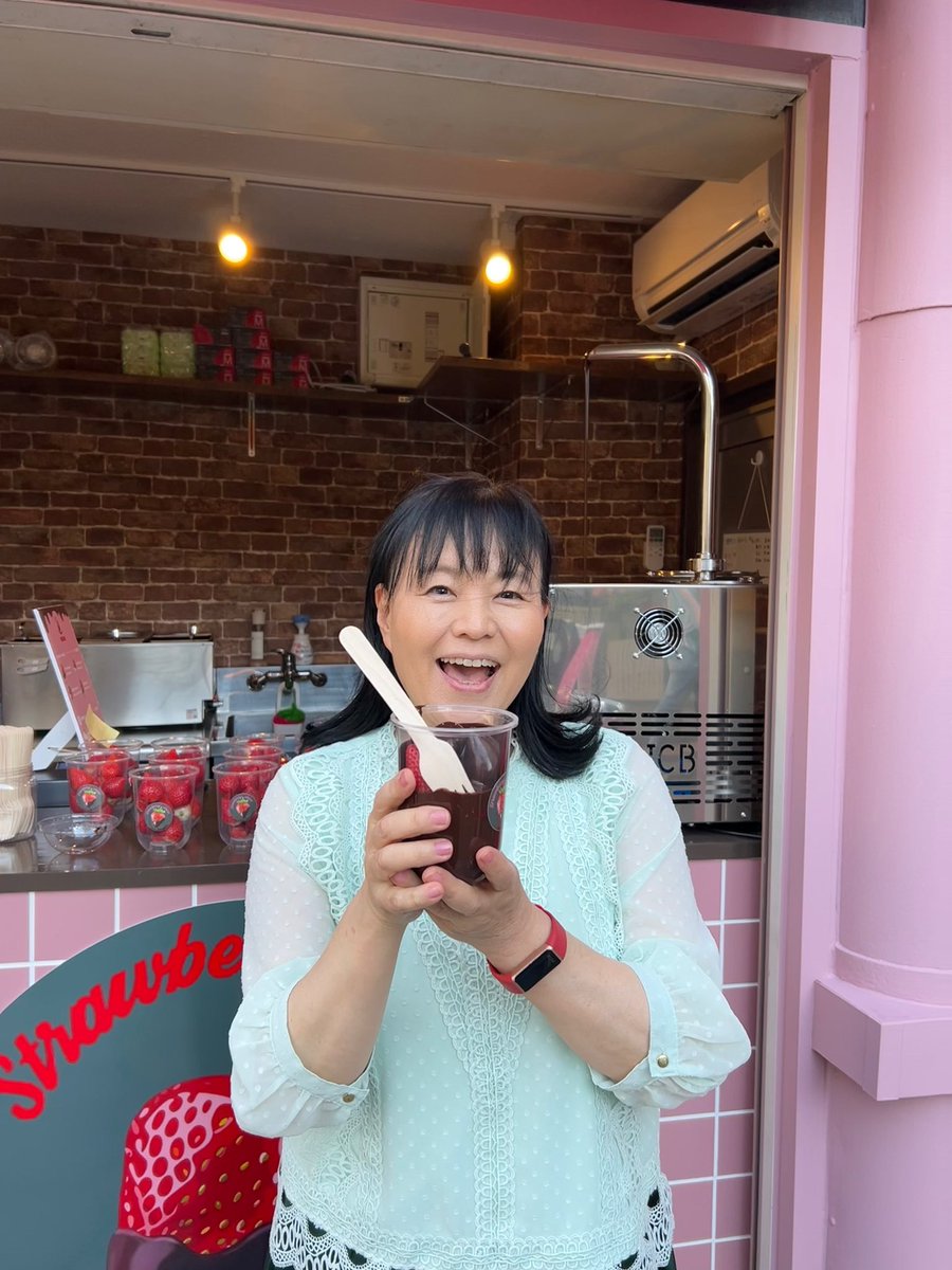 kanakurata's tweet photo. 5月24日にオープンしたお店です🌟
お店のスタッフさんが
カウンターから出て来られ
写真を撮ってくださいました❣️
ありがとうございます!
#Strawberrychoco https://t.co/X1JFyFGdTF