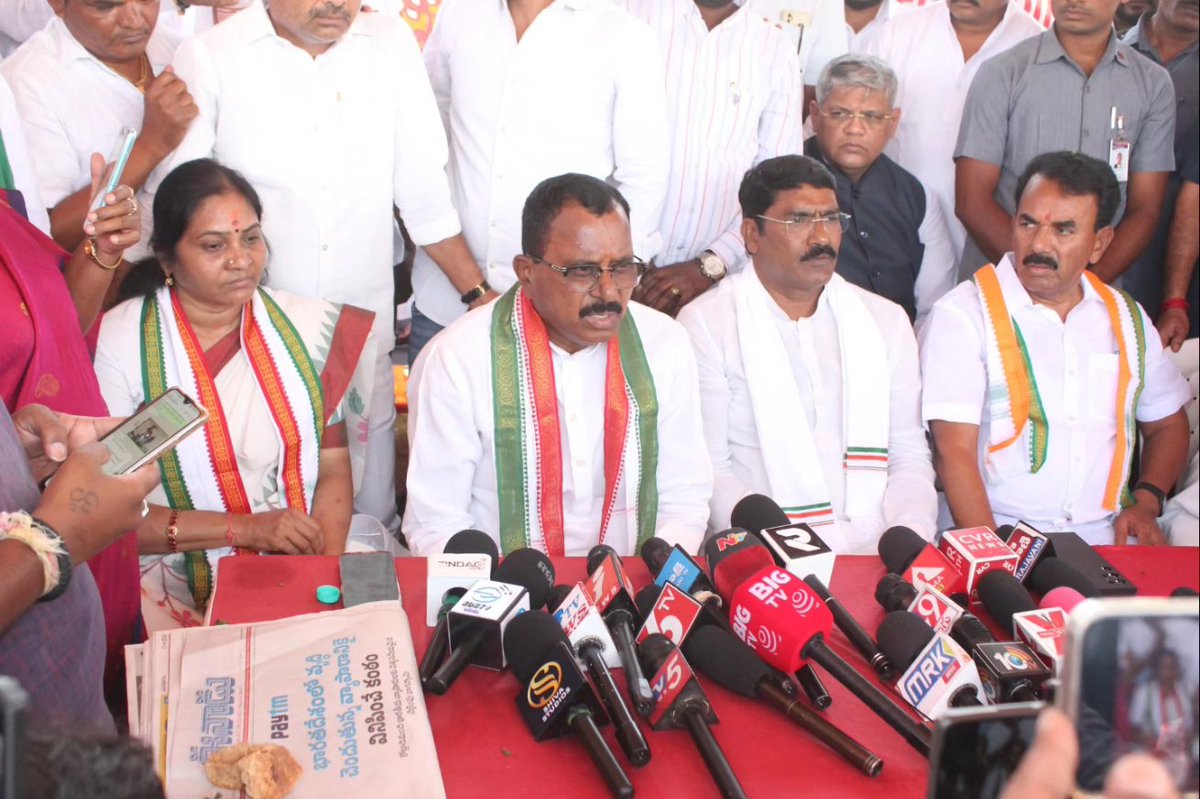 IndiraShoban's tweet photo. 70 వేల పైగా  మెజారిటీ తో  గెలిసిన  @DrMalluRavi1 అన్న కు శుభాకాంక్షలు
ఓటు  వేసి గెలిపించిన #Nagarkarnool పార్లమెంట్ ప్రజలకు  @revanth_anumula అన్న నాయకత్వాన్ని బలపరిచిన  మంత్రి @jupallyk_rao గారికి @INCTelangana MLA లకు  ప్రతి కార్యకర్తకు  మరియు మండల అధ్యక్షులకు కృతజ్ఞతలు https://t.co/05qiB4JDjO