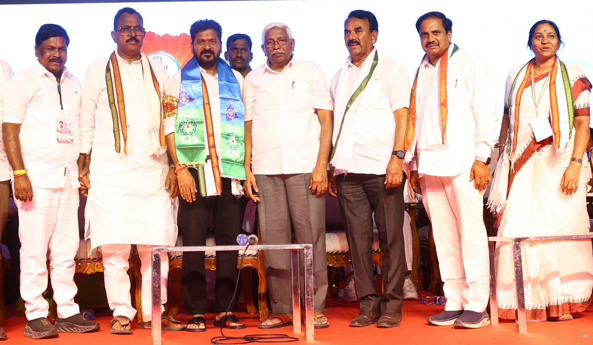 IndiraShoban's tweet photo. 70 వేల పైగా  మెజారిటీ తో  గెలిసిన  @DrMalluRavi1 అన్న కు శుభాకాంక్షలు
ఓటు  వేసి గెలిపించిన #Nagarkarnool పార్లమెంట్ ప్రజలకు  @revanth_anumula అన్న నాయకత్వాన్ని బలపరిచిన  మంత్రి @jupallyk_rao గారికి @INCTelangana MLA లకు  ప్రతి కార్యకర్తకు  మరియు మండల అధ్యక్షులకు కృతజ్ఞతలు https://t.co/05qiB4JDjO