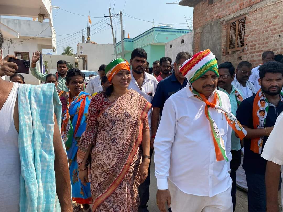 IndiraShoban's tweet photo. 70 వేల పైగా  మెజారిటీ తో  గెలిసిన  @DrMalluRavi1 అన్న కు శుభాకాంక్షలు
ఓటు  వేసి గెలిపించిన #Nagarkarnool పార్లమెంట్ ప్రజలకు  @revanth_anumula అన్న నాయకత్వాన్ని బలపరిచిన  మంత్రి @jupallyk_rao గారికి @INCTelangana MLA లకు  ప్రతి కార్యకర్తకు  మరియు మండల అధ్యక్షులకు కృతజ్ఞతలు https://t.co/05qiB4JDjO