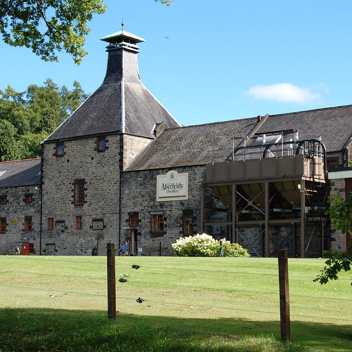 EdExecTravel's tweet image. Scotland’s smallest and oldest distilleries are waiting to tell their stories.

While a visit to Aberfeldy will give you a chance to learn about one of whisky’s most famous families.

See this tour and all our others here: bit.ly/3ywvjMT

#ScottishDistilleries