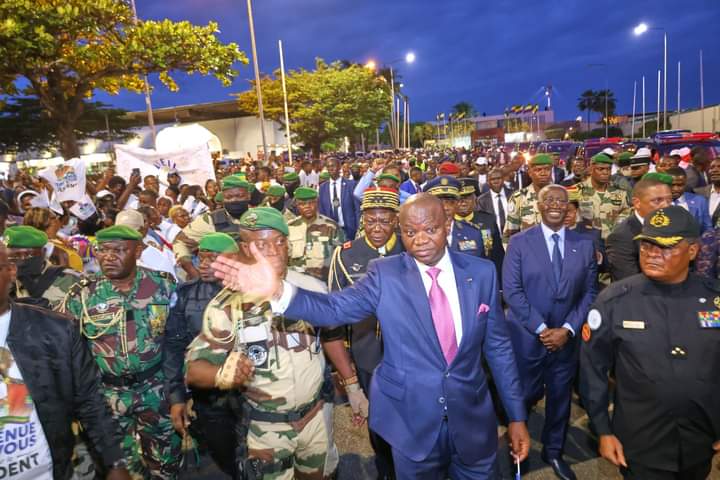 Présidence de la République Gabonaise (@presidencegabon) on Twitter photo Après une visite de travail et d'amitié fructueuse, le Chef de l'État, le Général Brice Clotaire <a href="/oliguinguema/">Brice Clotaire Oligui Nguema</a>, a été accueilli triomphalement ce 3 Juin 2024 à l'aéroport Léon Mba.
#Transition #CTRI #Gabon Après une visite de travail et d'amitié fructueuse, le Chef de l'État, le Général Brice Clotaire <a href="/oliguinguema/">Brice Clotaire Oligui Nguema</a>, a été accueilli triomphalement ce 3 Juin 2024 à l'aéroport Léon Mba.
#Transition #CTRI #Gabon