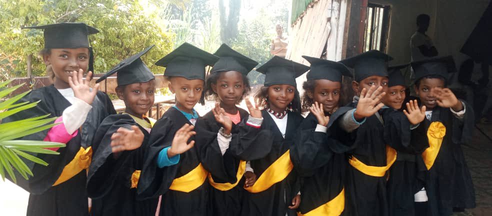 Día de graduación 👩🏾‍🎓👨🏾‍🎓🎉🎉

Damos por cerrado un nuevo curso escolar

Gracias a todos los que formáis parte de @ambessaong damos acceso a una educación digna y totalmente gratuita a más de 180 menores 🙌🏿

¡Colabora y ayúdanos a seguir cambiando el mundo, cada grano suma!

#ong