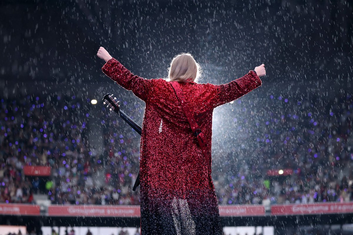 SwiftyFrance's tweet photo. Est-ce qu'on a vraiment été les premiers à voir le set TTPD, à avoir un rain show, "loml", "The Prophecy", "Yoyok" , "Maroon" en chansons surprises, les nouvelles tenues du Eras tour ?? et j'en passe 😭 still processing
#ParisTStheErasTour #LyonTSTheErasTour https://t.co/hxH3dDA5qP