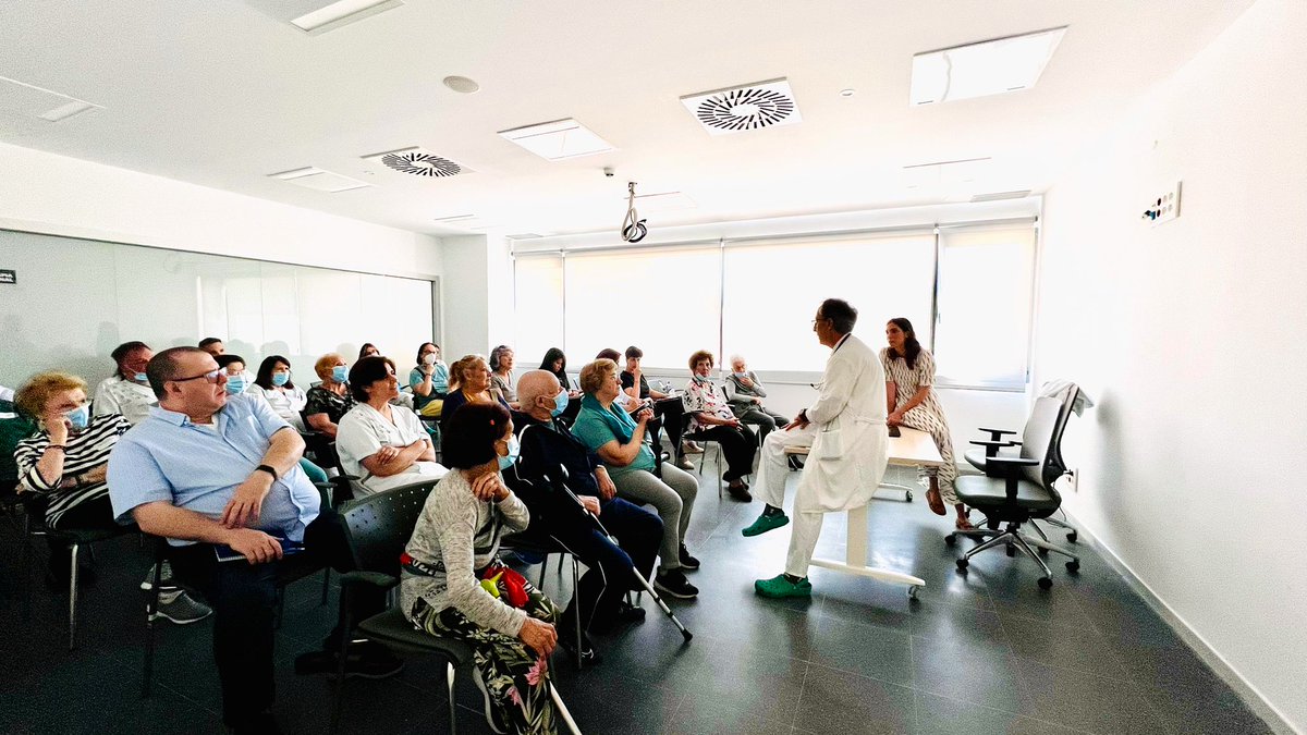 GeriatriaGuada's tweet photo. 🙌🏼Iniciamos hoy nuestra Escuela de Cuidadores!🗣️ En la sala Polivalente del Hospital de Dia de Geriatría, todos los Martes de Junio de 11:00 a 12:30.
El día de hoy “Golpe de Calor” a cargo de nuestra MIR 4º Miriam Fernández Cid y nuestro jefe de servicio Juan Rodríguez Solís. https://t.co/34ToF9bNE2