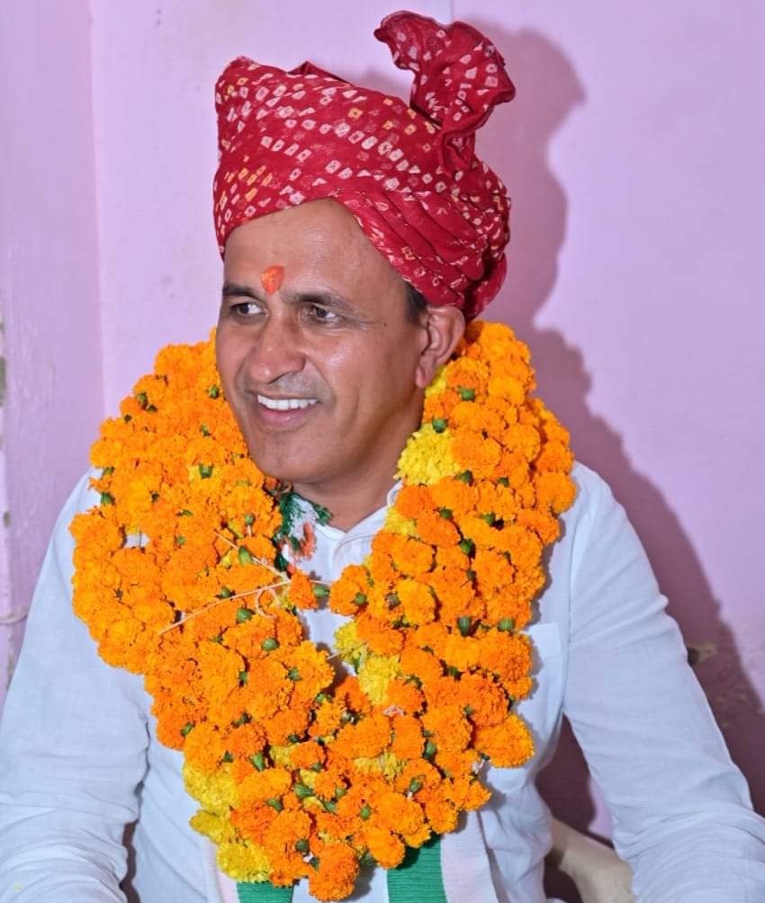 Basant_Barmer's tweet photo. शिक्षा ही संकल्प का वादा लेकर 
बाड़मेर जैसलमेर बालोतरा लोकसभा क्षेत्र से
उम्मीदों की उम्मीद बनने वाले श्री उम्मेदाराम जी बेनिवाल को सांसद पद पर निर्वाचित होने पर हार्दिक बधाई ।

आशा हैं आप थार के विश्वास को देश की सबसे बड़ी पंचायत में बरकरार रखेंगे । 

@UmmedaRamBaytu @INCIndia https://t.co/cJpSclDuUP