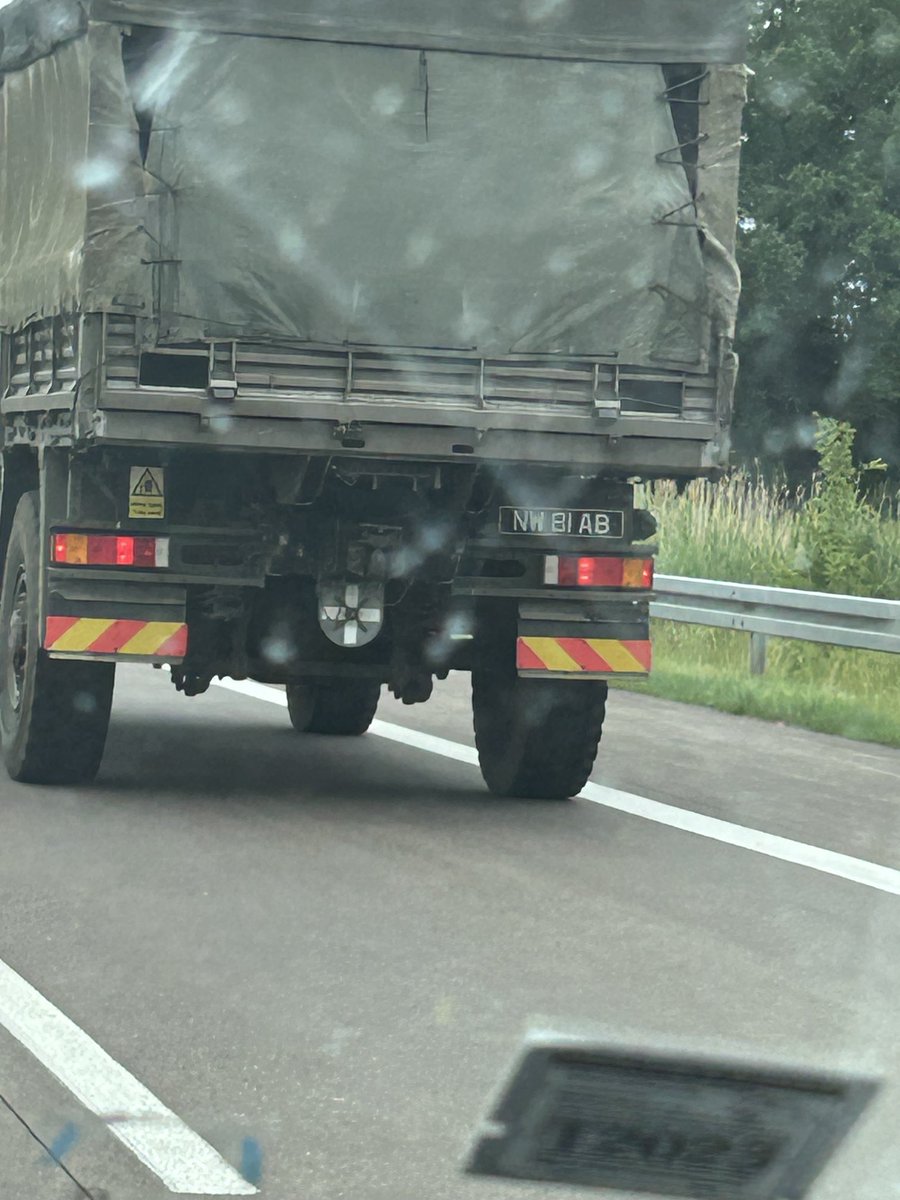 ulrikeguerot's tweet photo. Britische Militärkolonne auf deutschen Autobahnen: was soll das? 🤔 https://t.co/KKwmwG9Nfg