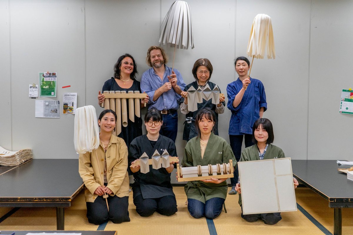 _task_official's tweet photo. 6月4日（火）ヴィラ九条山に滞在中のフランスのアーティストである、フランソワ様とユリエル様がTASKに来校されました。

フランソワ様は、現在、「紙のオルガン制作プロジェクト」を実施中で、TASK和紙工芸専攻の学生にプロジェクトのプレゼンと制作中の作品一部での実演をしていただきました。

フランソワ様は「紙から奏でる音から、今までのいろいろな思い出や感情」を聴いた人に子供の頃に戻ったような感覚で思い出してほしい、との思いで今回このプロジェクトを始められました。

普段から紙を扱うTASK学生にとっても新たな刺激を受ける機会となったのではないでしょうか。
来週、フランソワ様方に再度来校いただき学生とのディスカッションを実施する運びとなりました。

本日はありがとうございました。

by K.A
#task
#taskogei
#京都伝統工芸大学校
#和紙工芸
#ヴィラ九条山
#伝統工芸
#和紙
#フランス
#オルガン
#france
#organ