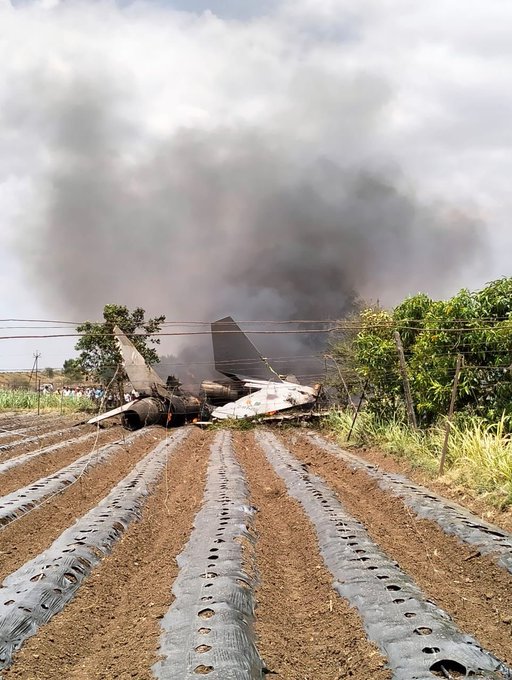 nabeel_AMU's tweet photo. Indian Air Force's Sukhoi fighter jet crashed in Nashik, Maharashtra. 

The pilot and co-pilot managed to escape safely before the incident.

The cause is not yet known.

#PlaneCrash #SukhoiFighterJet #SukhoiJet https://t.co/JKqXrO1wrs