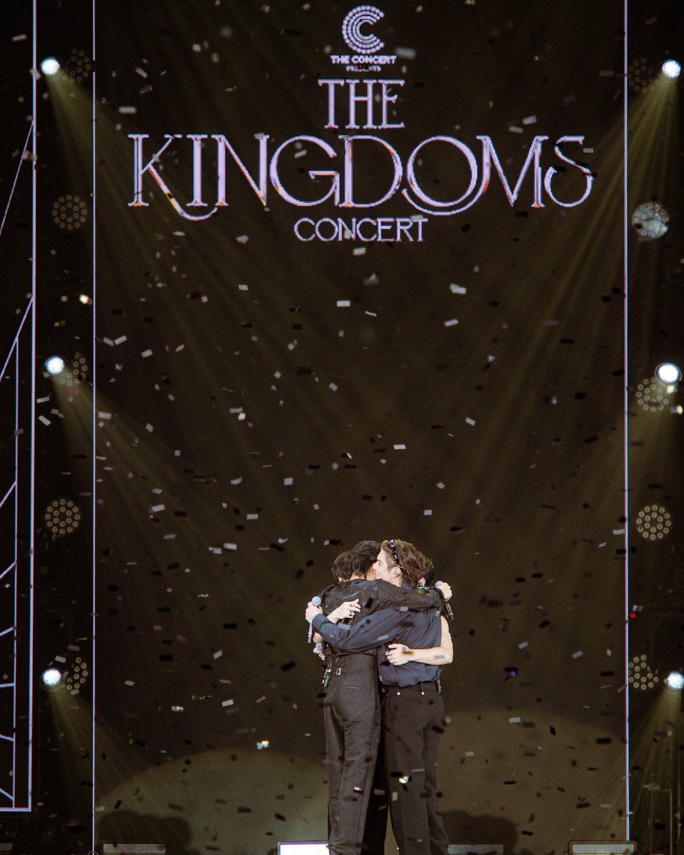 ภาพบรรยากาศของ “THE CONCERT APPLICATION Presents THE KINGDOMS CONCERT” ขอขอบคุณแฟนๆ ของทุก KINGDOM ที่มาให้กำลังใจเหล่า KING ของทุกๆอาณาจักร และมาร่วมสนุก สร้างรอยยิ้ม และเสียงหัวเราะไปด้วยกัน 💚💜💙❤️👑

รูปเพิ่มเติม > facebook.com/thekingdomscon…

#TheKingdomsConcert #NONTTANONT