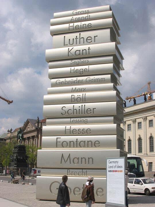 Arteymas_'s tweet photo. En este día Día Internacional del Libro vale la pena recordar que: 

Sócrates ni dejó nada escrito ni pronunció nunca estas palabras: “Conócete a ti mismo”, sino que es lo que podía leerse en el pronaos del templo dedicado a Apolo en Delfos.

Jorge Luis Borges jamás utilizaría tal cursilería en una frase: “Con el tiempo comprendes que sólo quien es capaz de amarte con tus defectos, sin pretender cambiarte, puede brindarte toda la felicidad”

Cual es la frase más famosa de Albert Einstein? “Locura es hacer la misma cosa una y otra vez esperando obtener diferentes resultados”…  en realidad fue escrita por Rita Mae Brown en 1983. 

Mahoma tampoco dijo: “Si la montaña no viene a Mahoma, Mahoma irá a la montaña.”  

En ninguno de los escritos de Platón se encuentra la frase: Sólo los muertos han visto cómo termina la guerra.

Miguel de Cervantes a través de Don Quijote de La Mancha no dijo: si los perros ladran , Sancho, es señal que vamos avanzando. 

Maquiavelo nunca dijo y tampoco escribió “El fin justifica los medios”, si bien está se alinea  con el pensamiento de este politólogo, la frase original es “Cuando el fin es lícito, también lo son los medios.” del jesuita alemán Hermann Busenbaum 

La famosa frase Frederich Nietzsche “Todo lo que no te mata te fortalece” esta incompleta: “Lo que no te mata te hiere de gravedad y te deja tan apaleado, que luego aceptas cualquier maltrato y te dices a ti mismo que te fortalece”.  

Uno de los grandes símbolos de la ilustración Marie Arouet “Voltaire” nunca dijo su frase más conocida: No estoy de acuerdo con lo que dices, pero defenderé con mi vida tu derecho a expresarlo. 

Sherlock Holmes nunca dijo: Elemental, mi querido Watson. 

Bertolt Brecht no escribió su poema más famoso: "Primero se llevaron a los judíos, pero a mí no me importó porque yo no lo era. Luego arrestaron a los comunistas, pero como yo no era comunista, tampoco me importó.”

Óscar Wilde nunca dijo en ninguna de sus obras o escritos: “Se tú mismo, los demás lugares ya están  ocupados”. 

Al fin la lectura es indispensable para llevar una vida mejor, no solo se compone de frases, si no de vastos conocimientos, todos a leer!