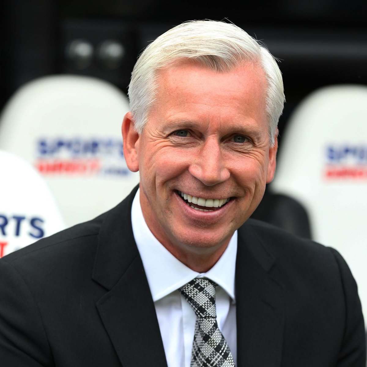 DeadlineDayLive's tweet photo. 🚨 Alan Pardew has been approached by Burnley as they look for a replacement to Vincent Kompany.

(Source: Sun Sport) https://t.co/v3xm5KC5VG