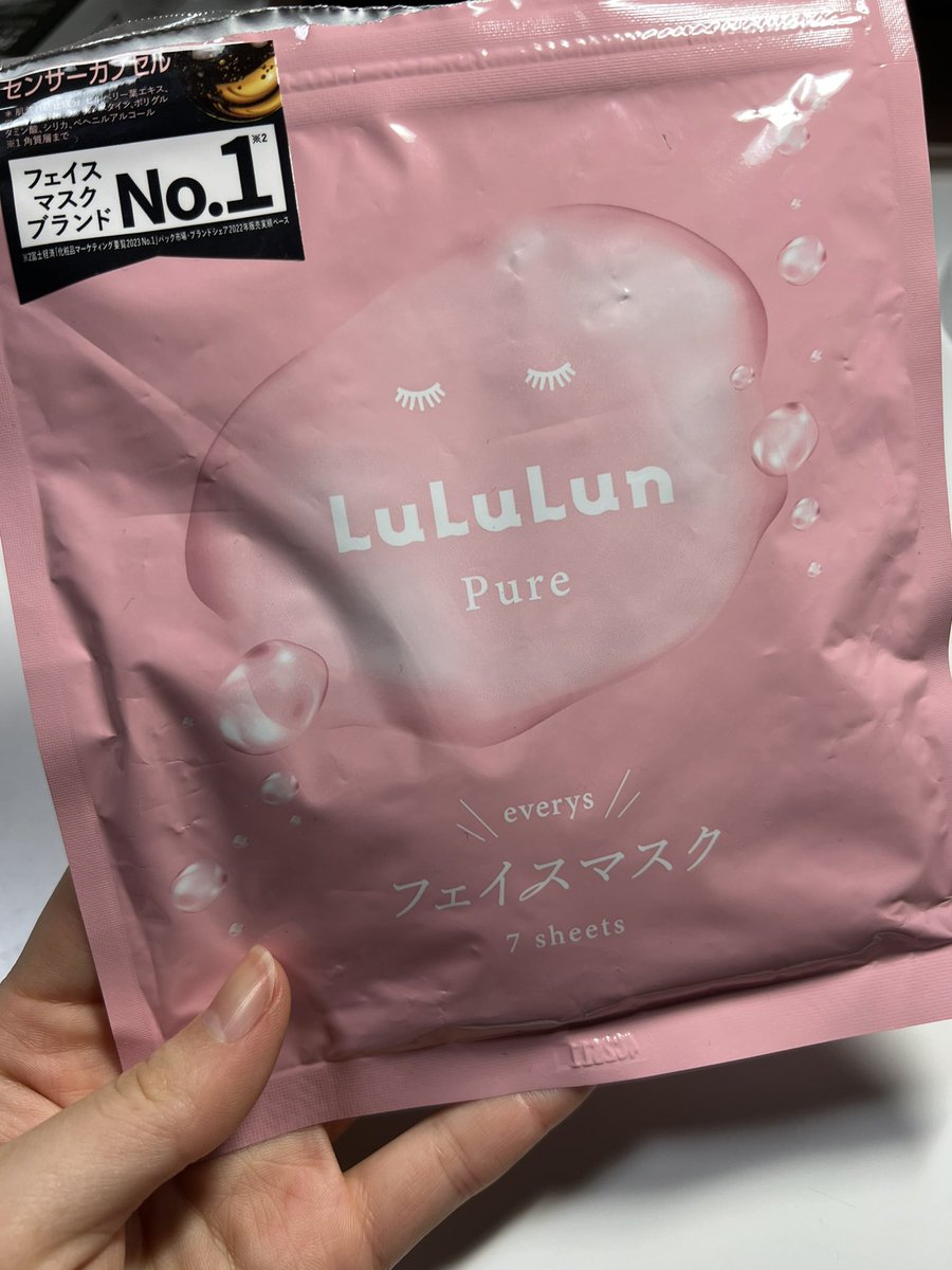 mi_skinpt's tweet photo. 久々に、いいフェイスパックに出会えた！
安いのに、めっちゃ肌潤う😍✨
冬は、保湿力足りないと思うかもだけど、わたしの肌には、今の時期にはぴったりでした！
#lu3jp 
#ルルルン
#フェイスパック
#プチプラスキンケア https://t.co/CikE9JFTGL