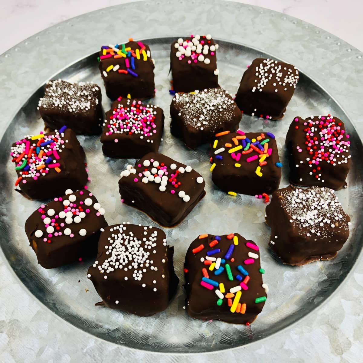 kimschob's tweet photo. Check out this easy and tasty Cool Whip candy recipe that tastes like a Musketeer bar! 🍫 Just 3 ingredients and no baking required. Perfect for any time of year! 😋💫 #CoolWhip #Chocolate #NoBakeCandy https://t.co/jmjB7yVBHC https://t.co/oP583YYZiu