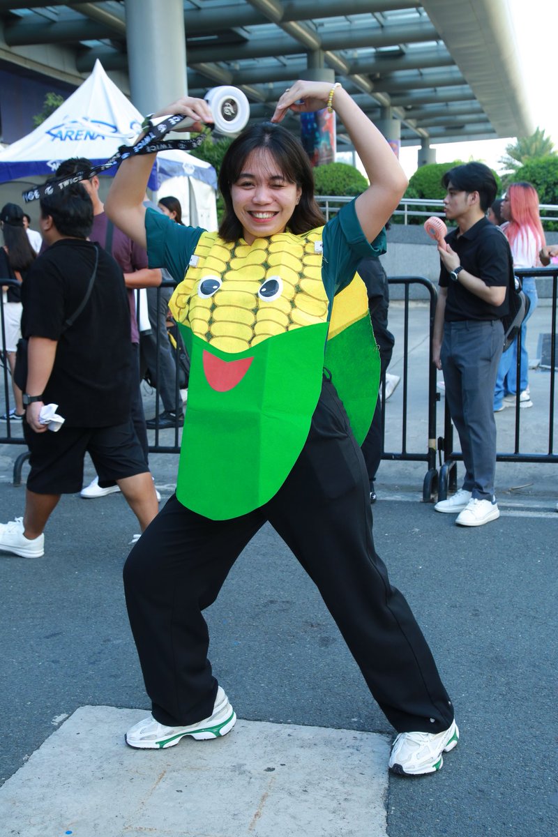 oishi_tweets's tweet photo. Iba talaga kapag fan na fan ka nina Jeongyeon and Dahyun dahil these Team 🌽#CornyCorny🌽 fits are truly HEARTSHAKERS pagdating sa pormahan. 👗💚
Team #CornyCorny, ipakita niyo ang atake ng mga porma niyo during the #TwicexOishiSnacktacularFanMeet 🤭
Share a video of your fits and experience during the event using #WhatIsVlog 📸✨
#OWowOWow